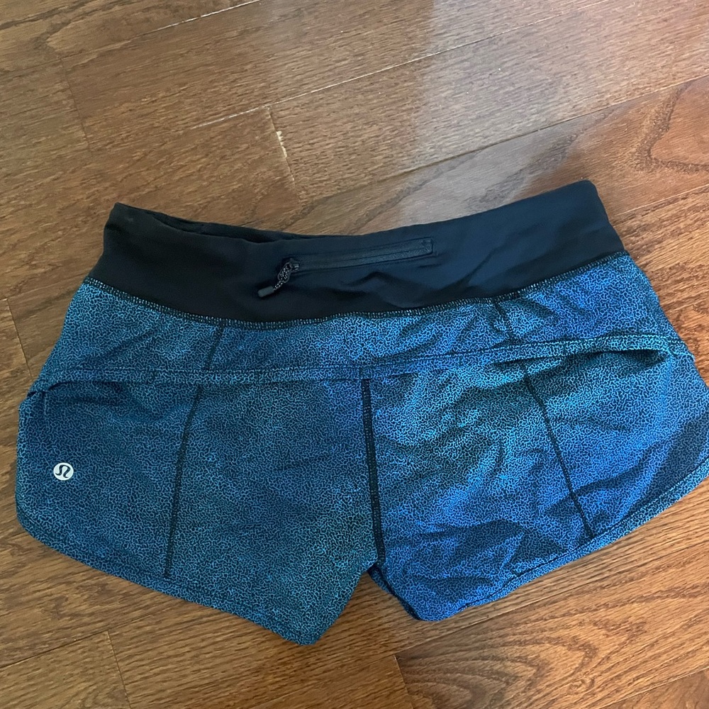 Lululemon 2.5” Shorts (lined)